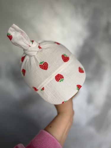 Chustka Muślin na gumce - truskawki