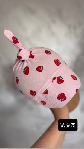 Chustka Muślin - truskawki na różu 